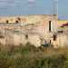 ...notiamo il rudere di quella che in origine poteva essere una masseria. Nonostante dia limpressione di cadere letteralmente a pezzi, piccoli segni come alcuni panni stesi ci fanno capire come in realt questo casolare sia diventato il rifugio di qualcuno